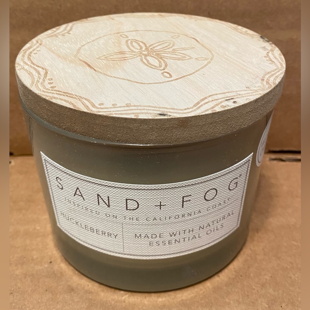 Sand + Fog Huckleberry Scented 12oz Candle Sand Dollar Wooden Lid NEW